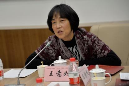 联谊会常务副会长王意如老师介绍联谊会情况